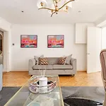 Grand Design Deluxe Suite By Buckingham Palace
