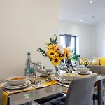 2 Bed Oasis London Flat-O2-Excel-Canary Wharf- Shops- Trains -Free Parking,Wifi 500Mb & Flex Check In
