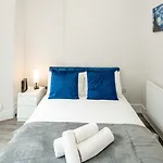 Modern 2B Home With Private Backyard & Fast Wifi