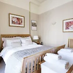 Charming Victoria Home Close To Buckingham Palace By Underthedoormat