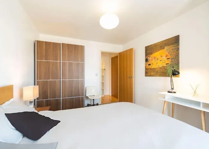 Room With Private Bathroom In A Modern Two Bedroom Two Bathroom Flat