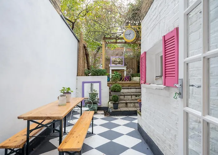 Stylish Flat With Private Yard In Shepherd Bush