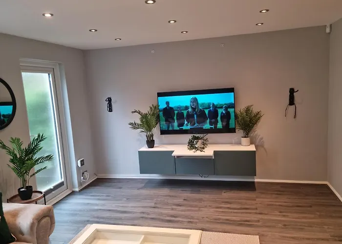 Bright, Spacious 4 Bed With A Jacuzzi!