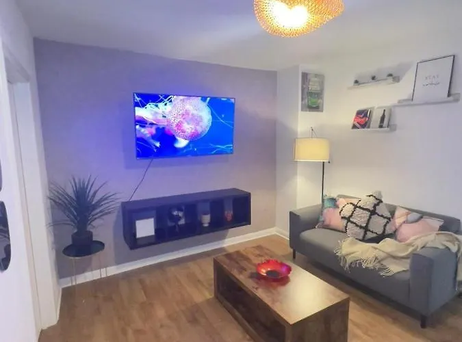 Lively 1 Bed Apartment In Buzzing East London!