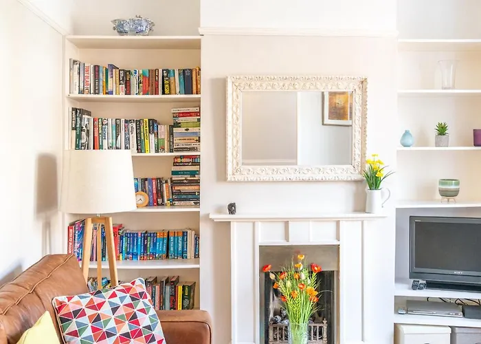 Pass The Keys West London Cheerful Garden Apartment