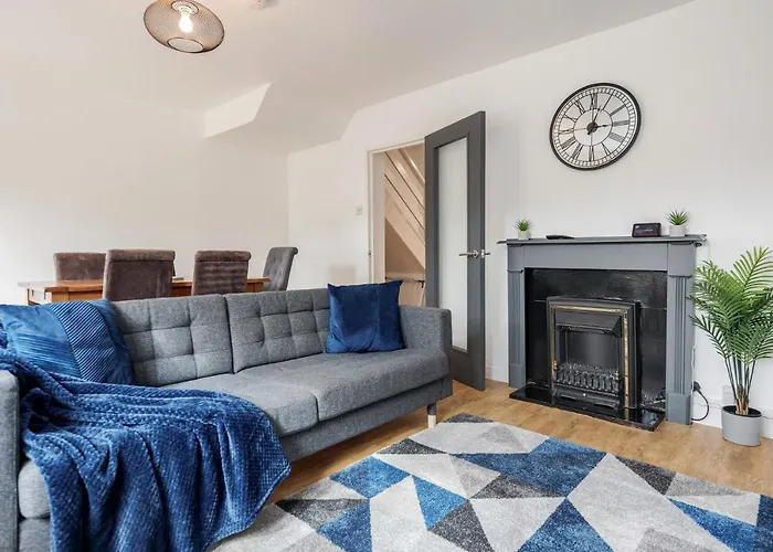 Carlile House - 5 Bedroom, Sleeps 8, Free Parking, 2 Bathrooms By Damask Homes