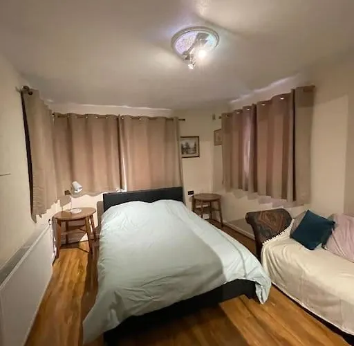 Spacious Bungalow In London, Near Central London, The Excel Centre And The O2, Ideal For Families