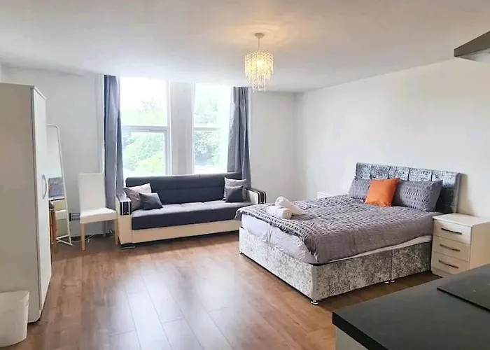 Private Spacious Studio Ealing 2 Mins From Tube