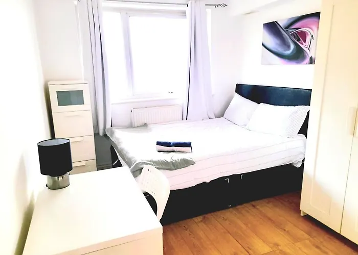 6 Bed House 3 Bathrooms Good Transport Links To London, Free Parking