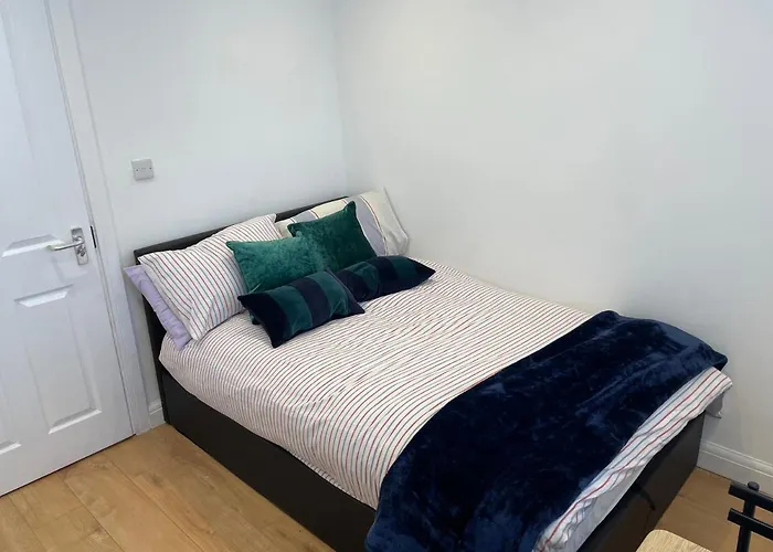 Double Room With Shared Bathroom In Private Self-Contained Flat You Will Share With One Other Person In Family House 2 Minutes Walk From Tufnell Park Tube Station 15 Minutes Walk From Camden Town