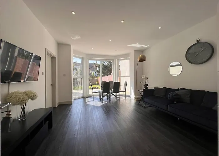Star London Finchley Road 3-Bed Oasis With Garden