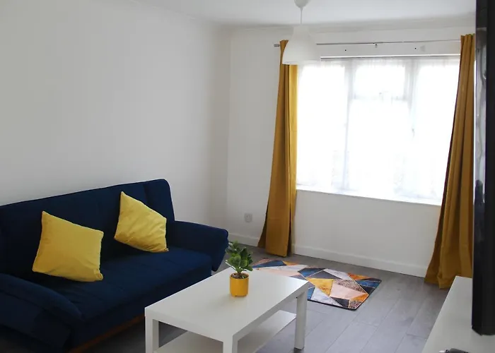 Coolfin House-Close To Excel, Contractors, Relocators, Paid Parking