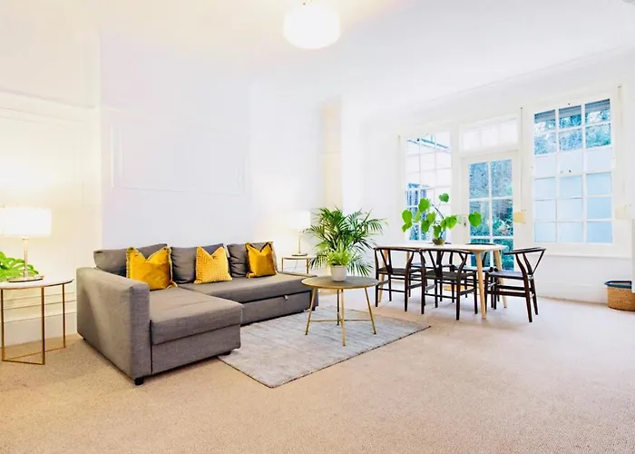 Spacious & Charming Garden Flat -Zone 2- Great For Central London Access
