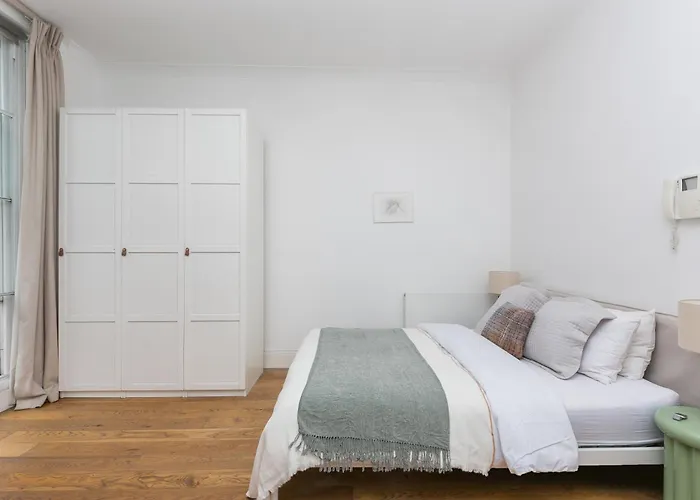 Light Filled Studio With View Of Regents Park