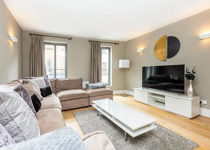 Fantastic Multilevel 3Br, Vibrant Angel, 5Min Tube