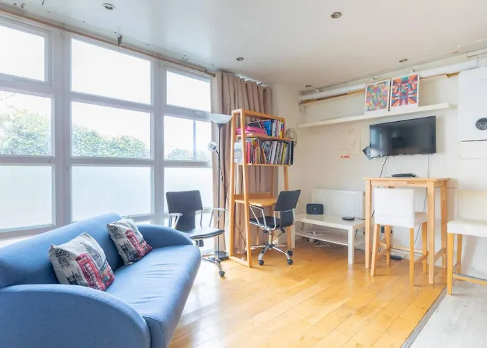 Spacious Studio Apartment In Kennington