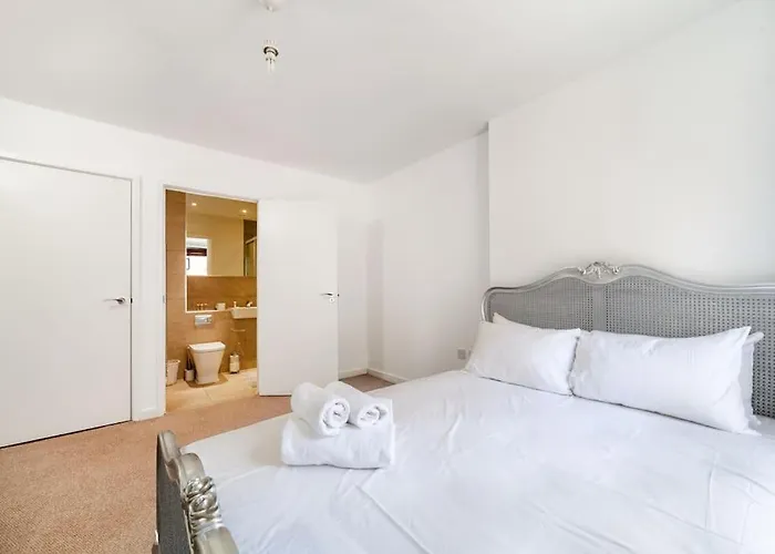 Chic & Spacious 2-Bed 2-Bath In Seven Sisters