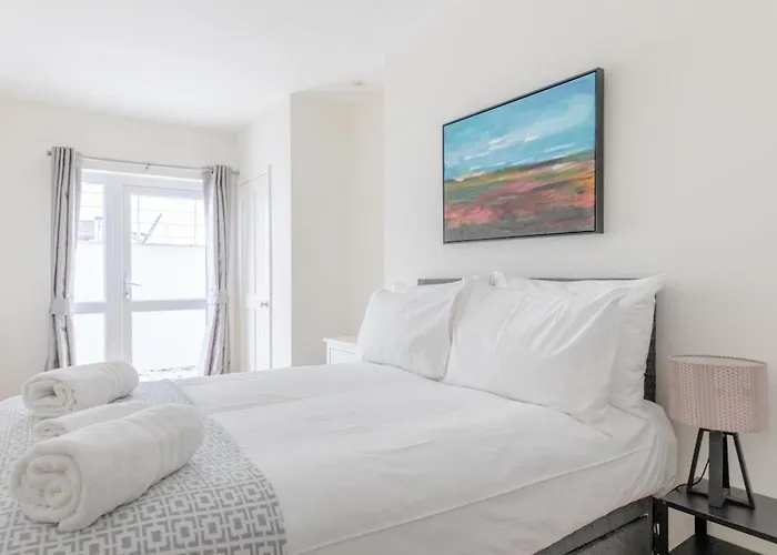 Beautifully Presented 2Bd Flat Wpatio- Kensington