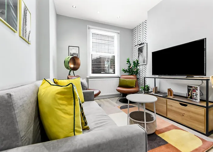 Modern London Apartment Close To Tube Station