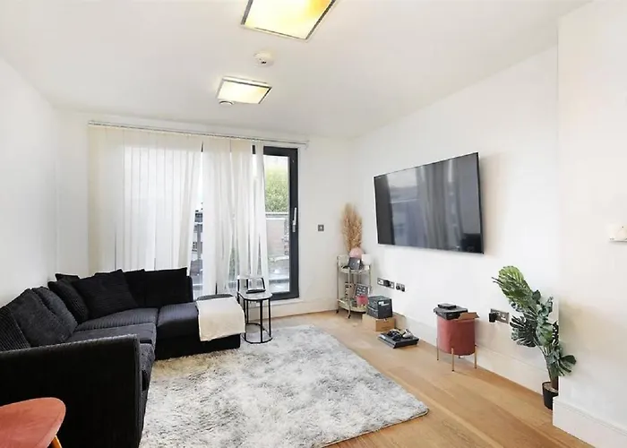Exquisite One Bed Apartment With Nice View And Near Tube