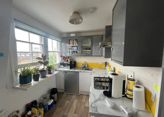 Top Floor 1Bd Flat With Balcony - Ladbroke Grove