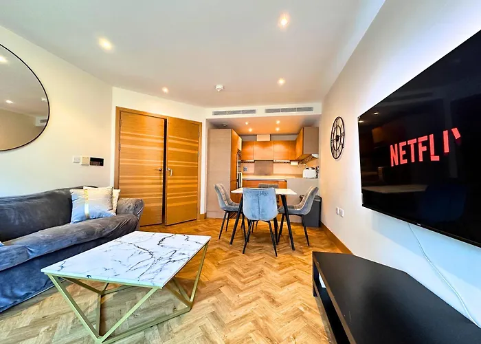 Chelsea Bridge 2Bed 2Bath Balcony Fast Wifi - Luxurylondonstays