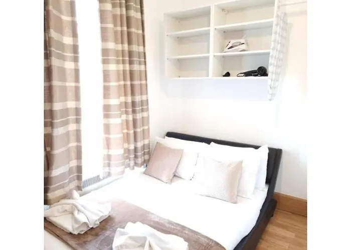 F204-Compact 2Nd Flr Studio Fits 2-Near Hyde Park