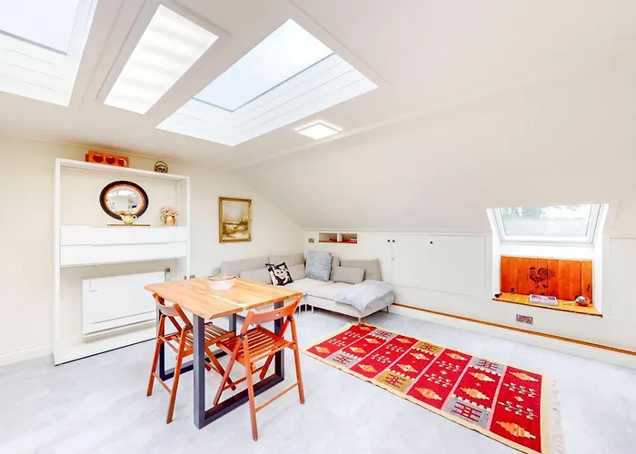 2Bed Home With Free Parking & An Aircon - 40Min To City Centre