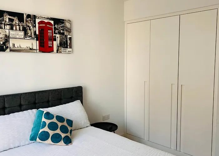Lush Living - Double Room With Private Bathroom