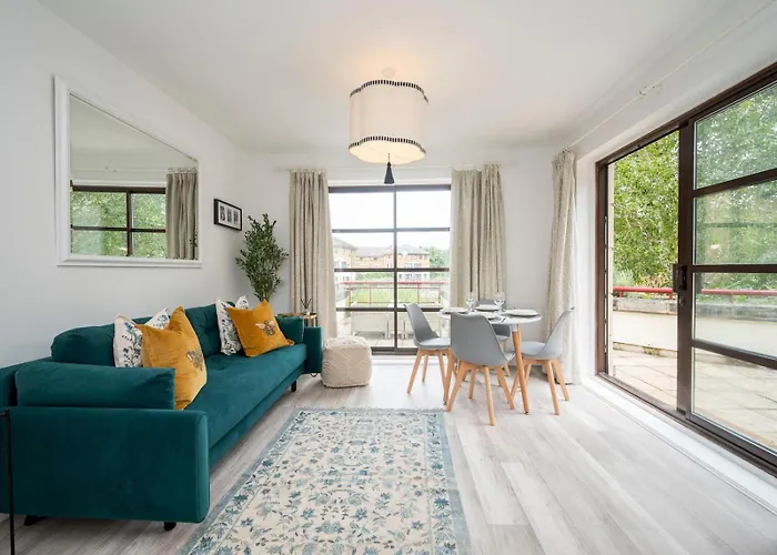 Pass The Keys London Apartment - Waterfront Terrace Parking