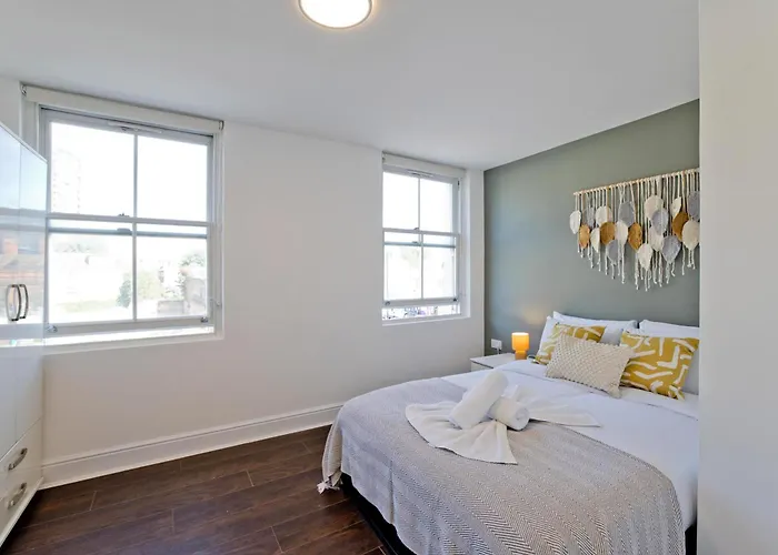 Imperial Corner House-Whitechapel Apartment