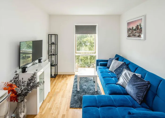 One Bedroom Apartment Near Central London With Private Balcony