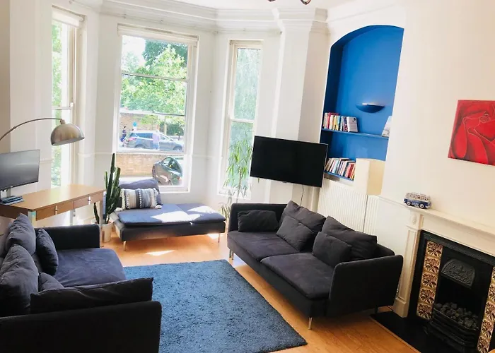 Luxury Spacious London Apartment On Mattock Lane