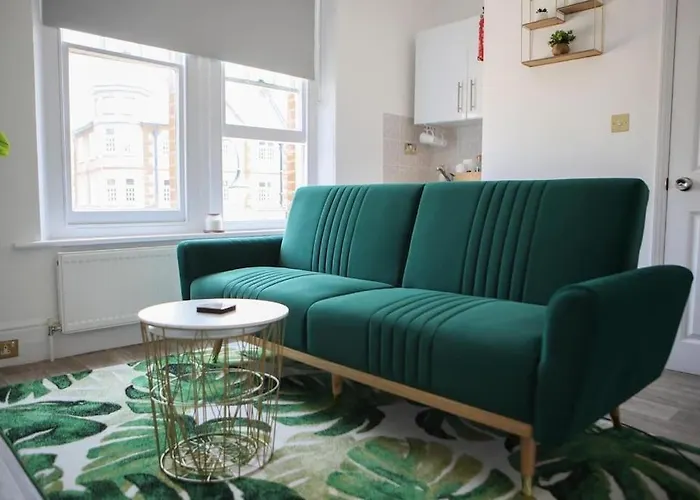 Wanstead Gem! Bright, Cosy & Immaculate 1 Bed Apartment On The High Street!
