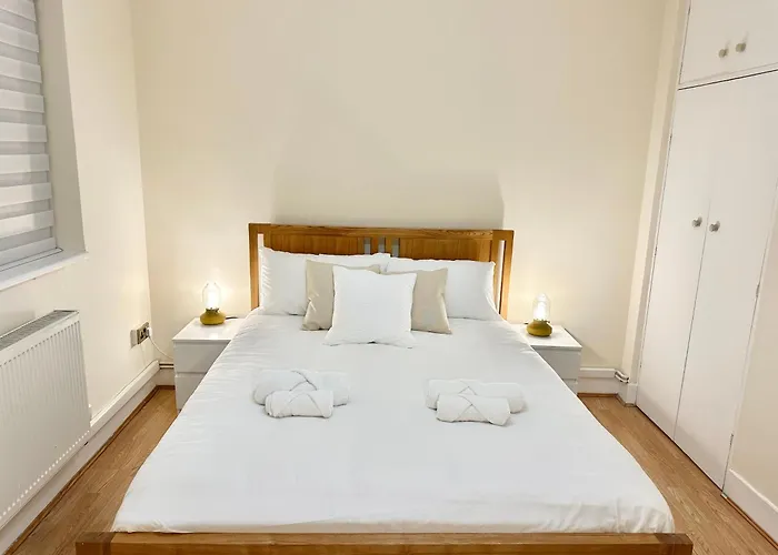 Comfortable Two Bed Flat Near Richmond Park