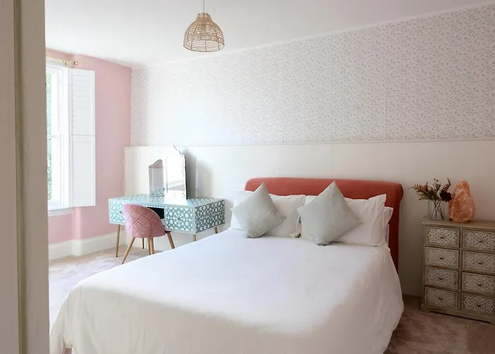 Entire Home - Classic Chelsea Town House Maisonette