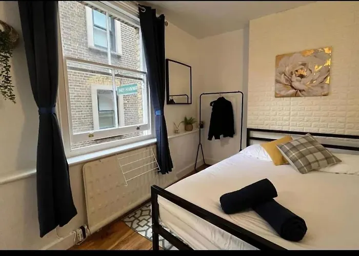 Room In Oxford Street
