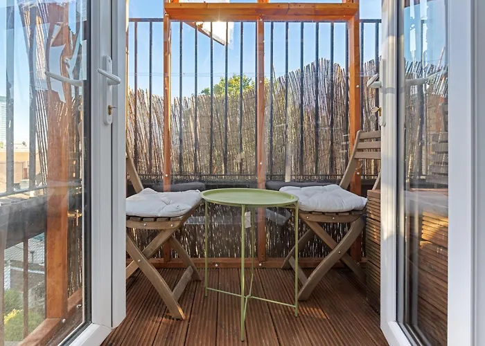 Modern Flat & Balcony In Historic West Kensington