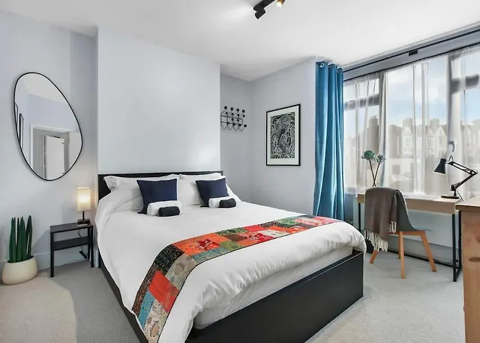 Modern Double Bedroom In City Apartment Room 1