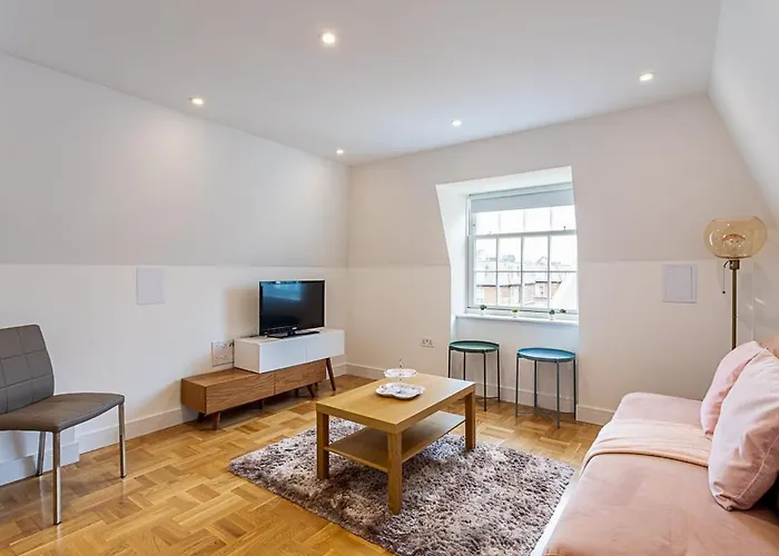 Modern And Stylish Apartment In West Kensington