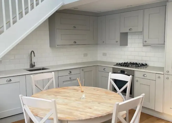 2 Bedroom Flat In Chelsea