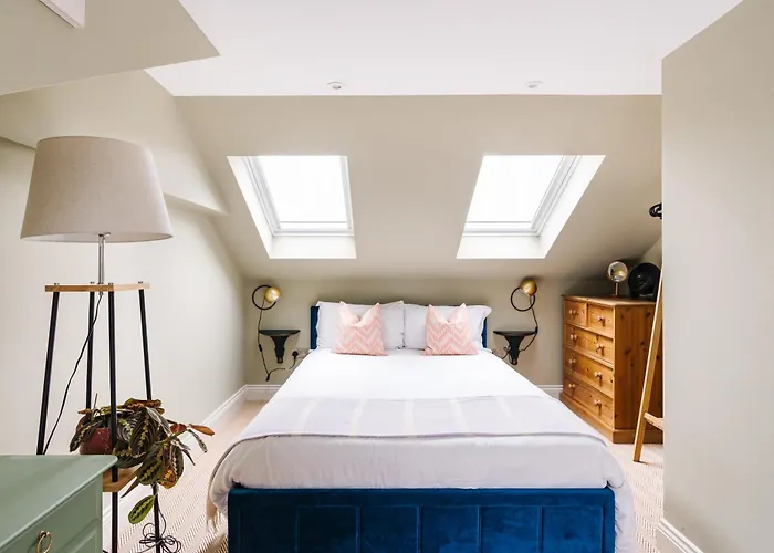 Private Comfortable Loft Apt In Superb Period Home