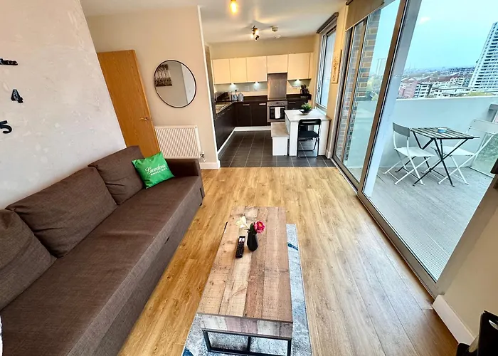 2 Bedrooms 2 Bath Modern Flat, Londdon View Balcony