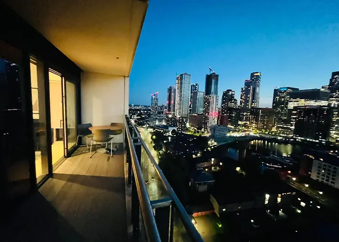 Gorgeous High-Rise Apartment - Skyline Views & Prime Central Location