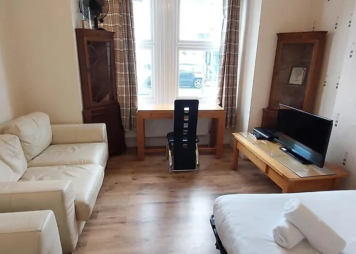 Bedroom Flat Colliers Wood