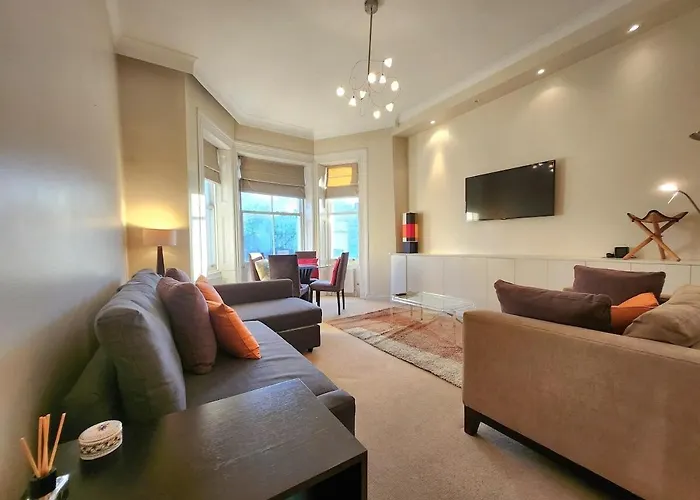 Elegant 2Br Apartment Steps From Tube