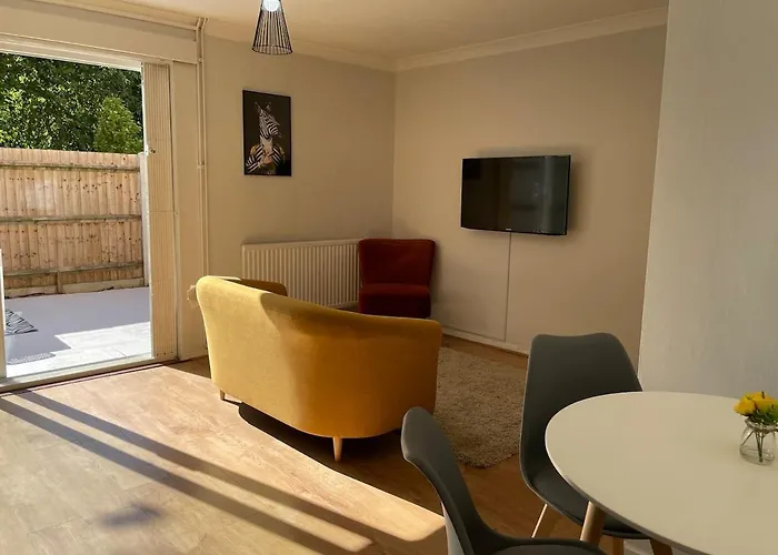 Colourful 4 Bedroom Property - Mile End - Central, Hammersmith & City And District Lines