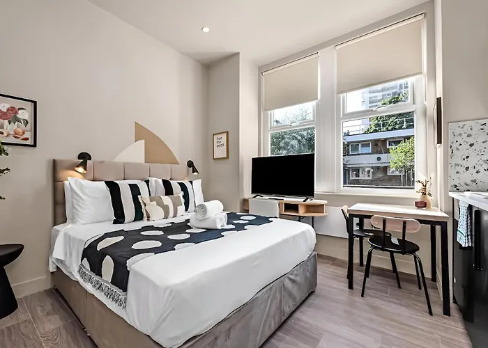 Beautifully Designed Studio With Full Kitchen