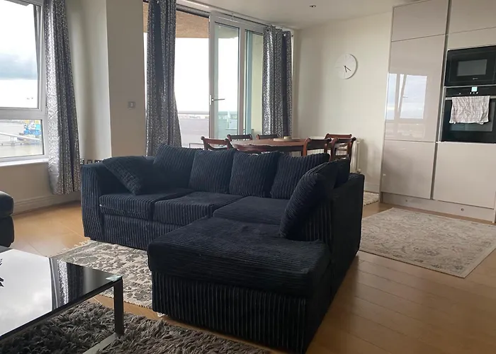 London Apt-Sleeps 4-Parking - Balcony-River View