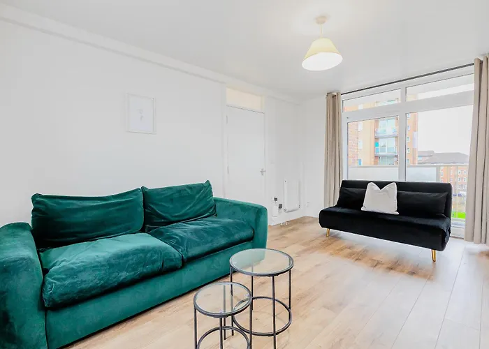 New Listing! Spacious 2Br, North London 2Min To St
